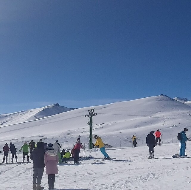 یک روز خوب و شلوغ, Alvares Winter Sports Complex